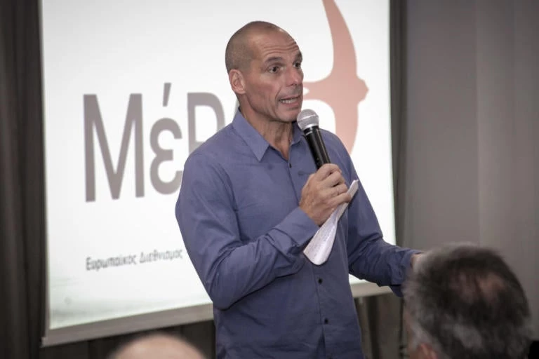 Τους άφησε «παγωτό» ο Βαρουφάκης! Σηκώθηκε και έφυγε από ζωντανή σύνδεση (βίντεο)